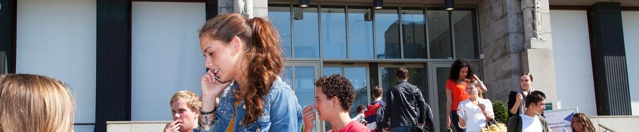 Op de stoep van het Benno Premselahuis
